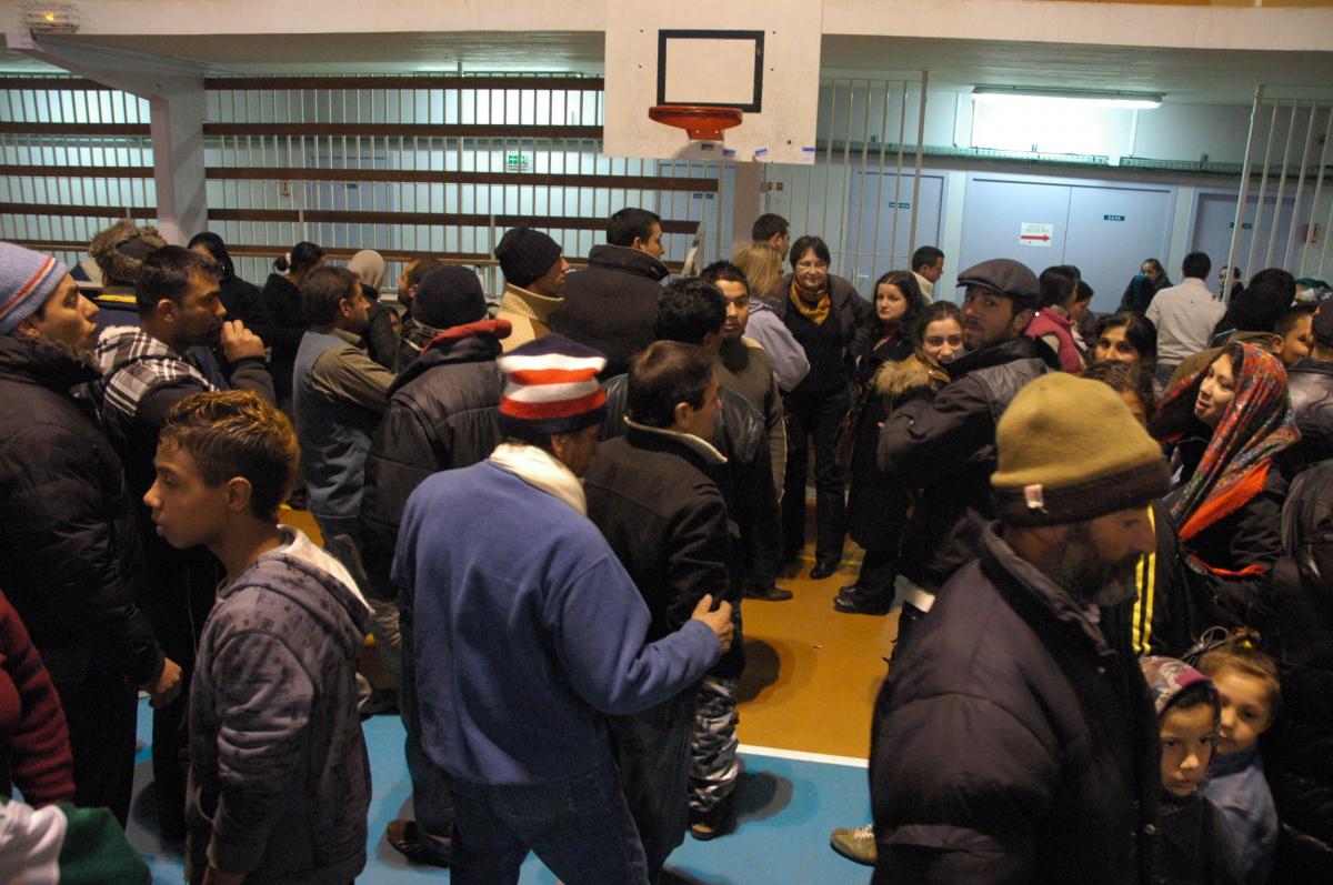 Rroms réveil au gymnase de Massy à 7h00 du matin avant expulsion.