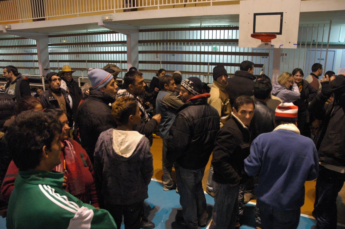 Rroms au gymnase de Massy à 7h00 du matin avant expulsion.
