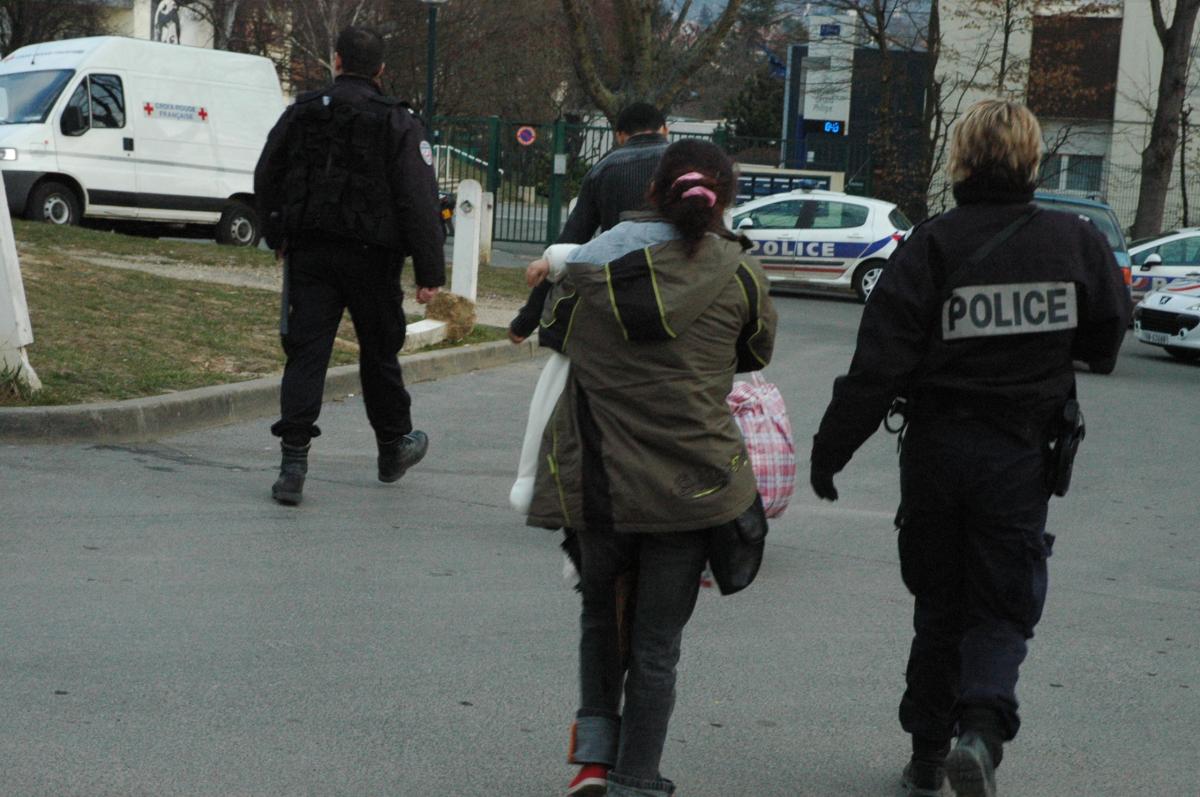 Expulsion de la France d'un couple Roms vers la Roumanie.