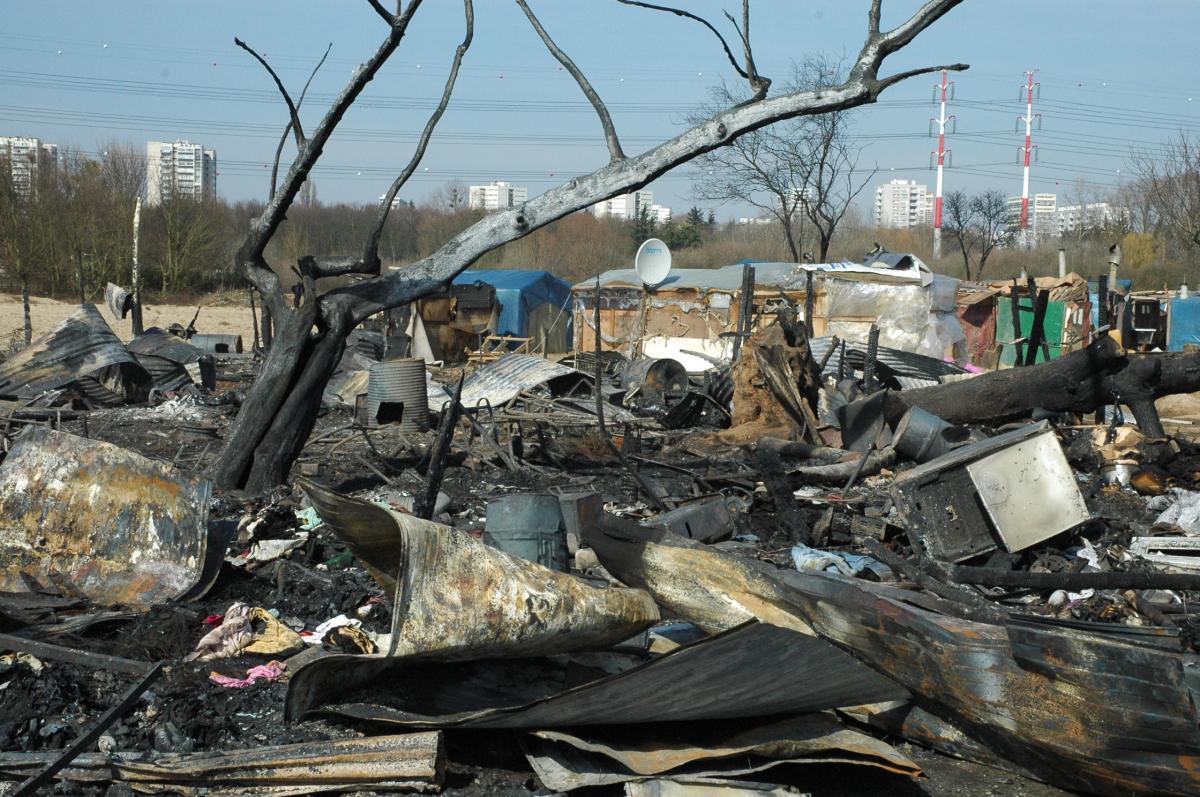Camp des Roms incendié à Massy Essonne.