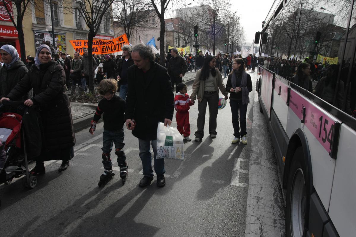 la manifestation bloque les bus et la circulation