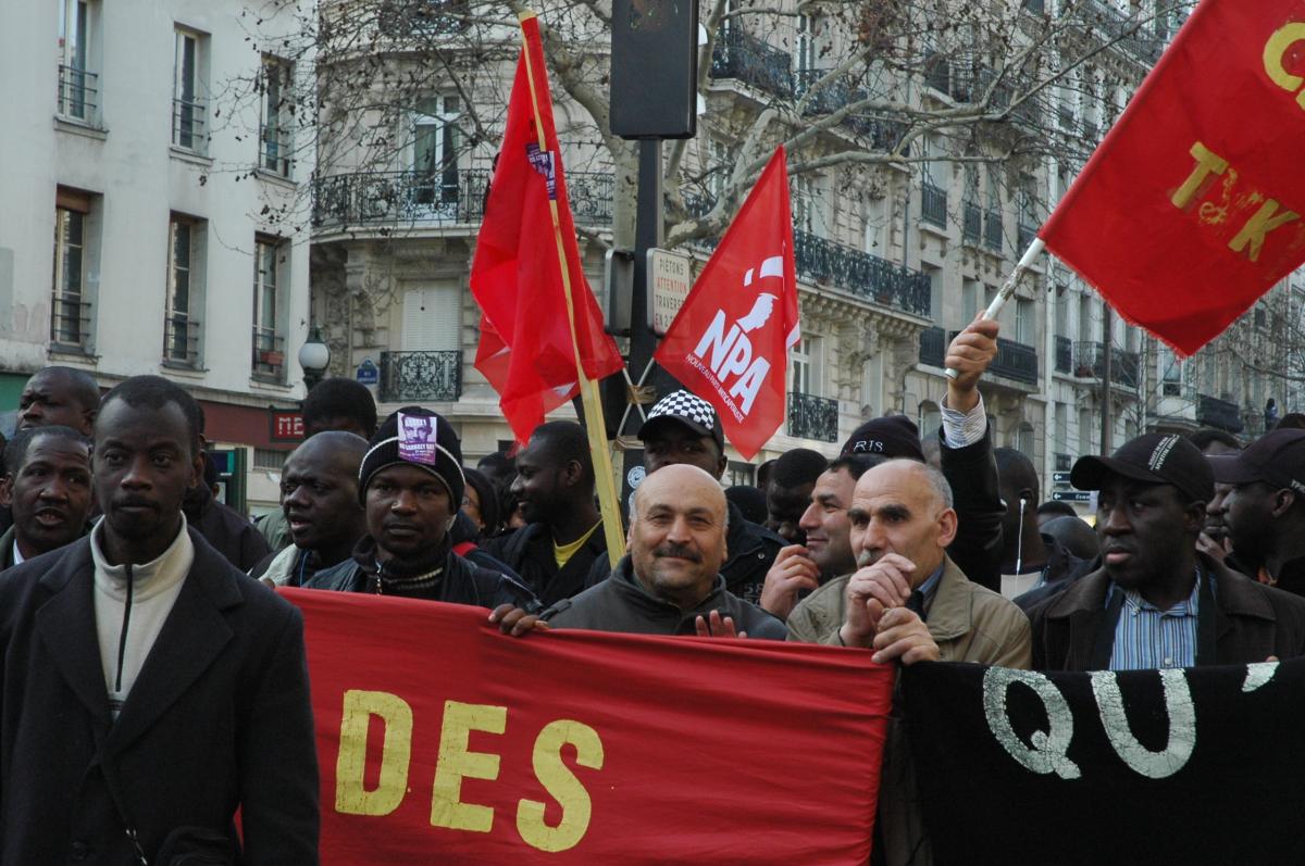 Sans Papiers et drapeaux Npa Paris.