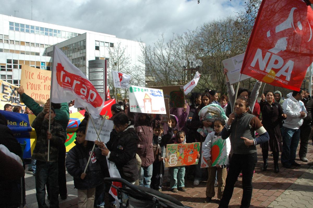 Rassemblement Roms, Roumaines, devant la bourse du travail Evry.