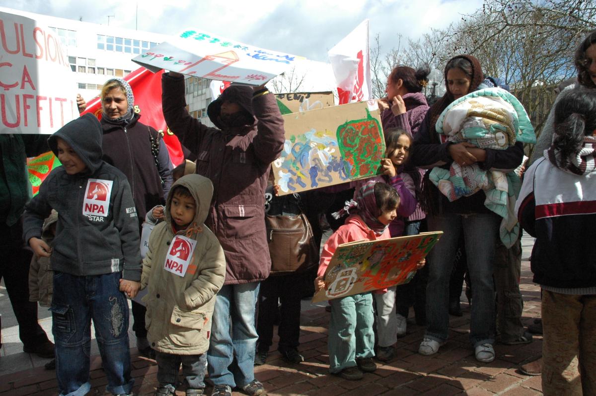 Rassemblement Roms Roumaines, devant la bourse du travail Evry.