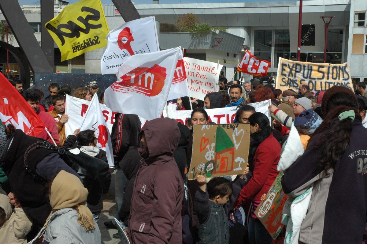 Rassemblement Roms, Roumaines, devant la bourse du travail Evry.