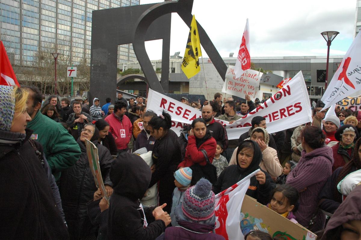 Rassemblement Roms, Roumaines, devant la bourse du travail Evry.
