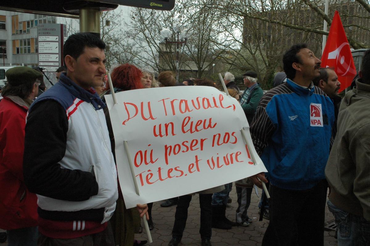 Pancarte: Du travail un lieu ou poser nos têtes et vivre!