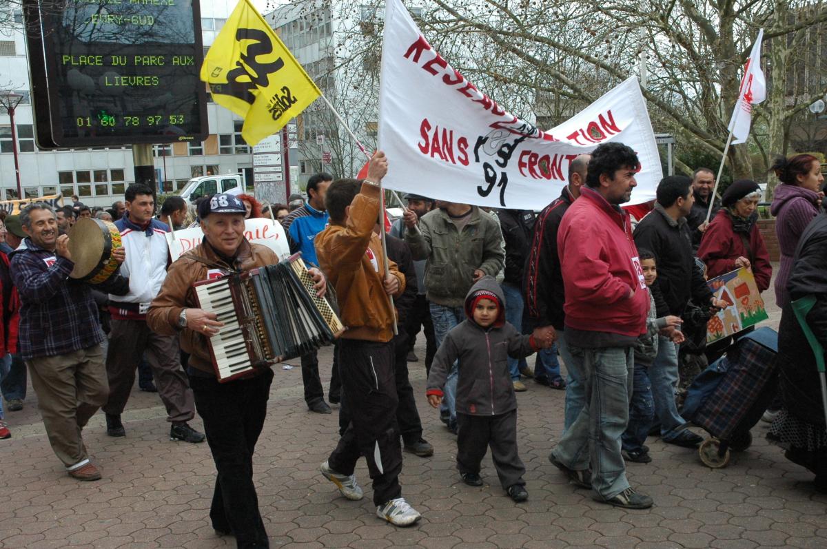 Rassemblement Rroms Roumaines devant la bourse du travail Evry