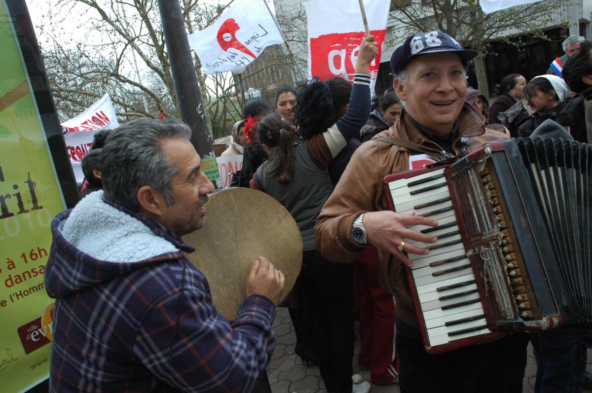 Musiciens Roms en manifestation à Evry.