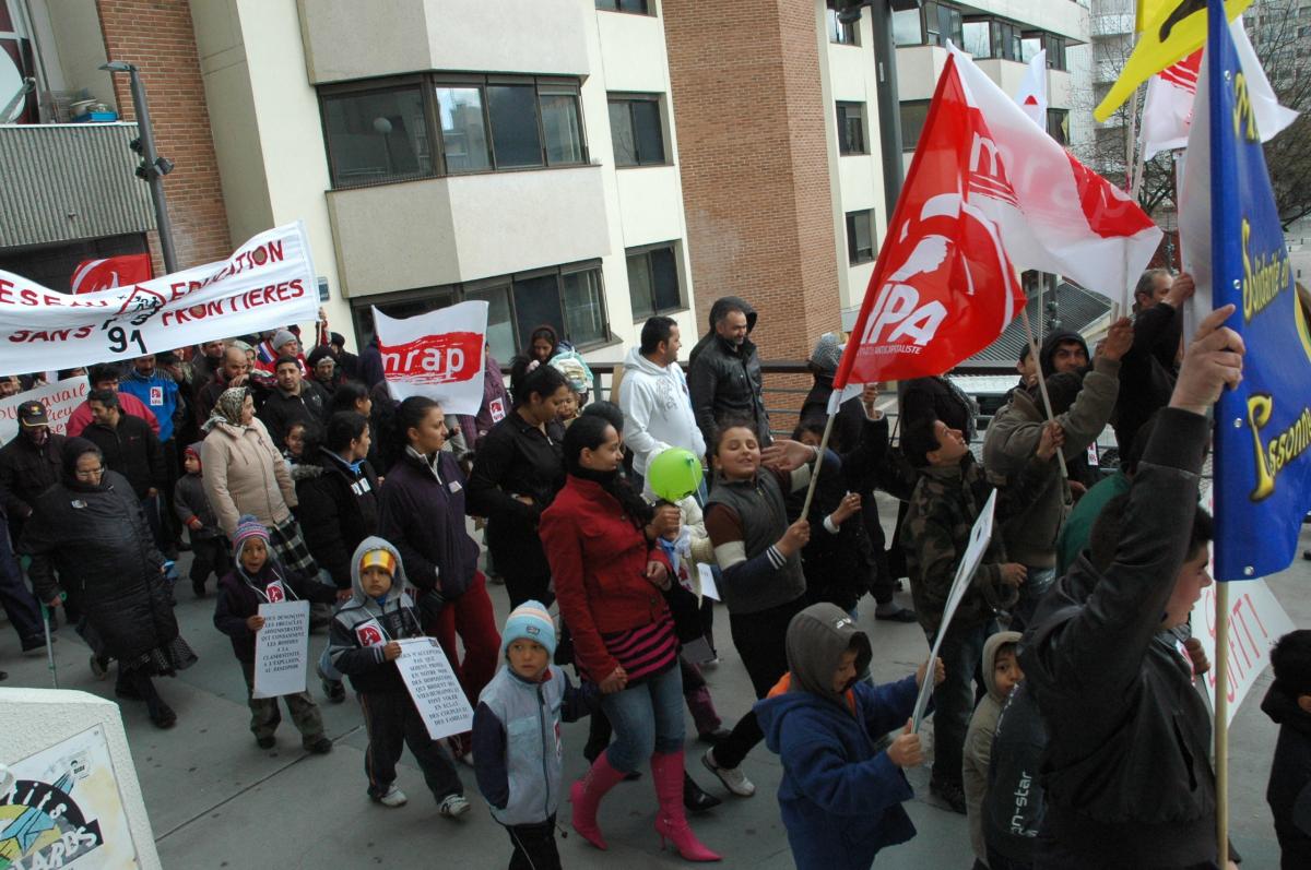 Rroms devant banderole Education sans frontière Evry.