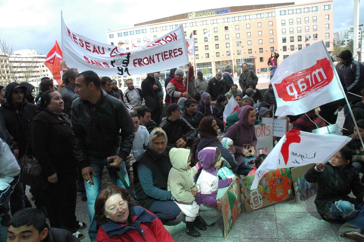 Roms Roumains devant la mairie de Manuel Walls PS,Evry.