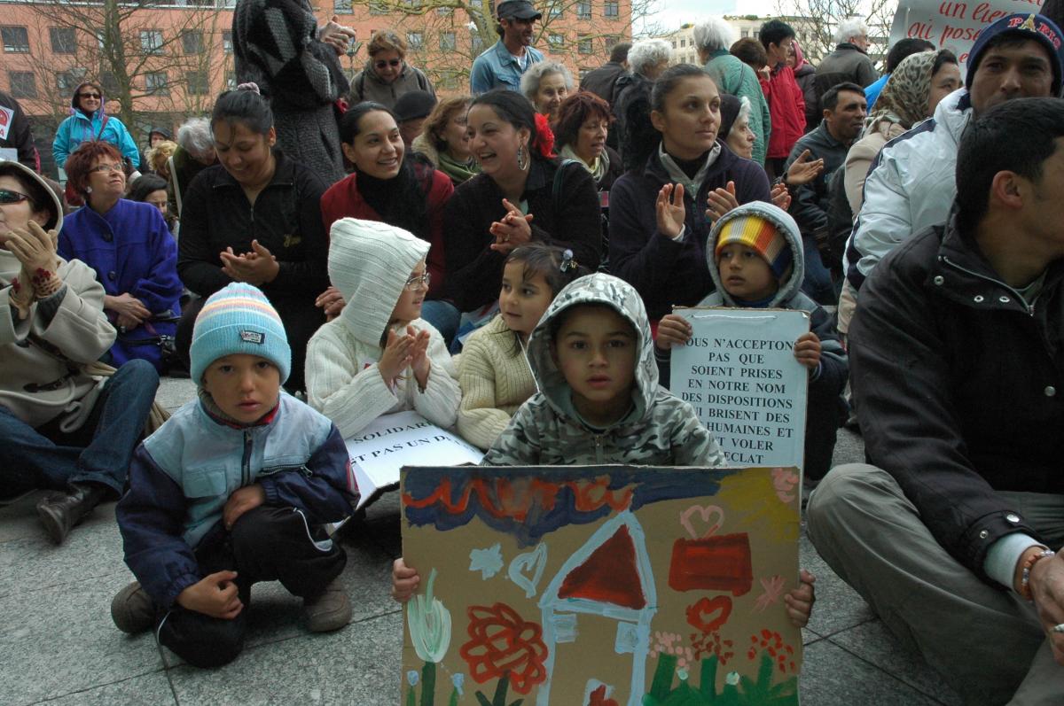 Jeunes Roms devant la mairie de Manuel Walls PS,Evry.