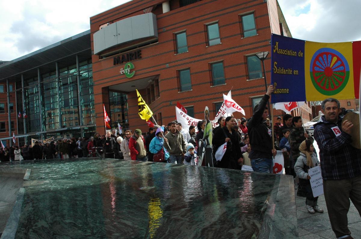 Roms en manifestation devant la mairie de Manuel Walls PS, Evry.
