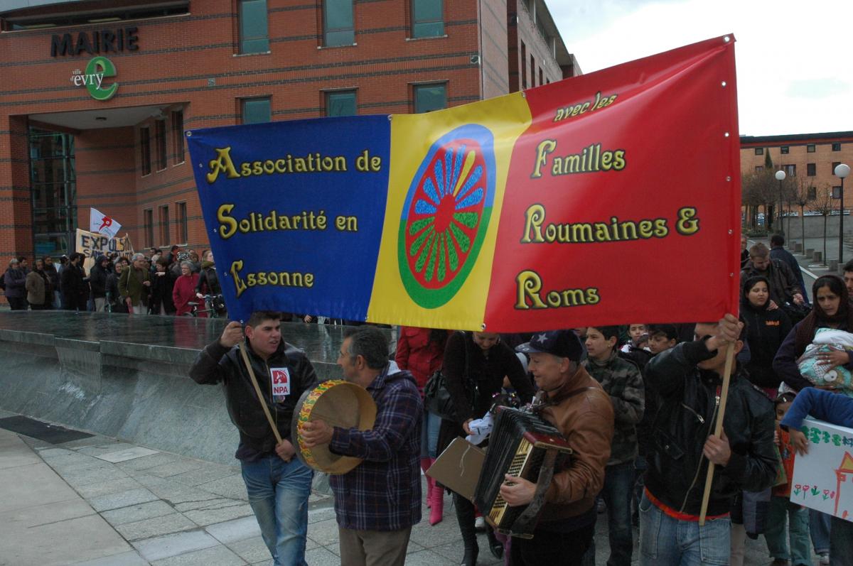 Roms Roumains Association Solidaire en Essonne avec les Familles Rroms,Roumaines devant la mairie de Manuel Walls PS,Evry.