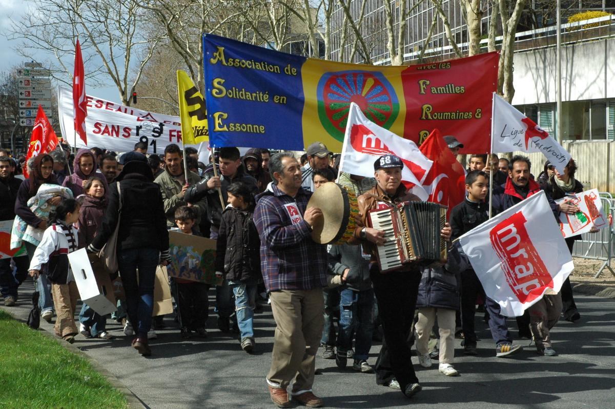 Manifestation vers la préfecture des Rroms Roumain,ville d'Evry.