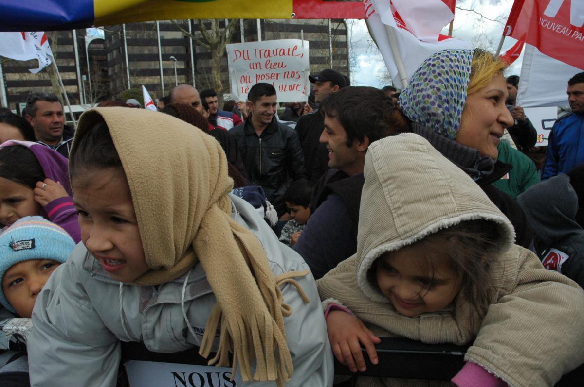 Enfants Rroms et leur mère devant la préfecture d'Evry 91.