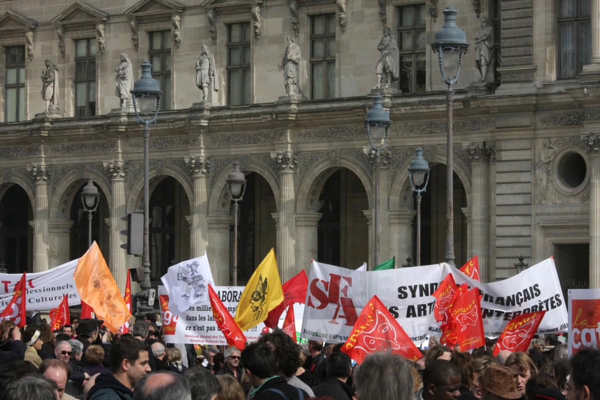 la manifestation au pied du Louvre