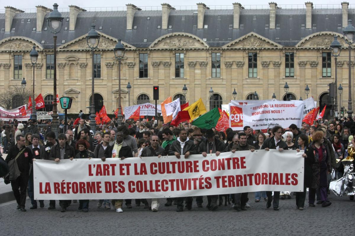 la manifestation au pied du Louvre
