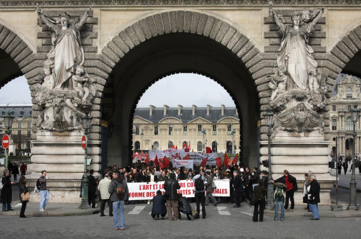 la manifestation au pied du Louvre