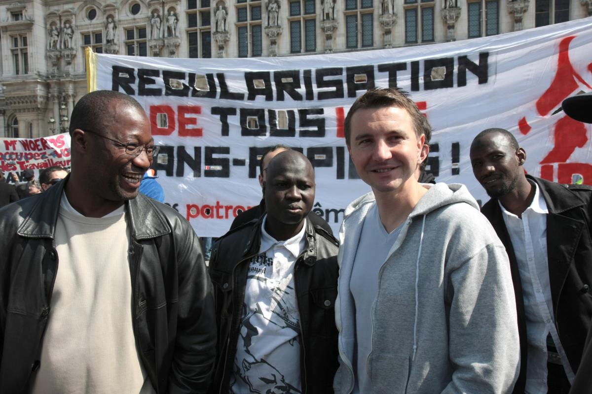 Olivier Besancenot devant la banderole du NPA
