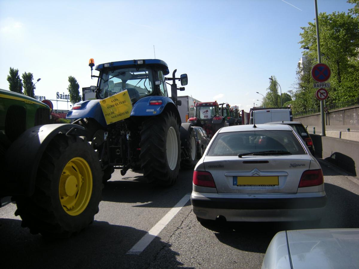 Le 27 avril 2010, les tracteurs bloquent la circulation Porte de Montreuil.