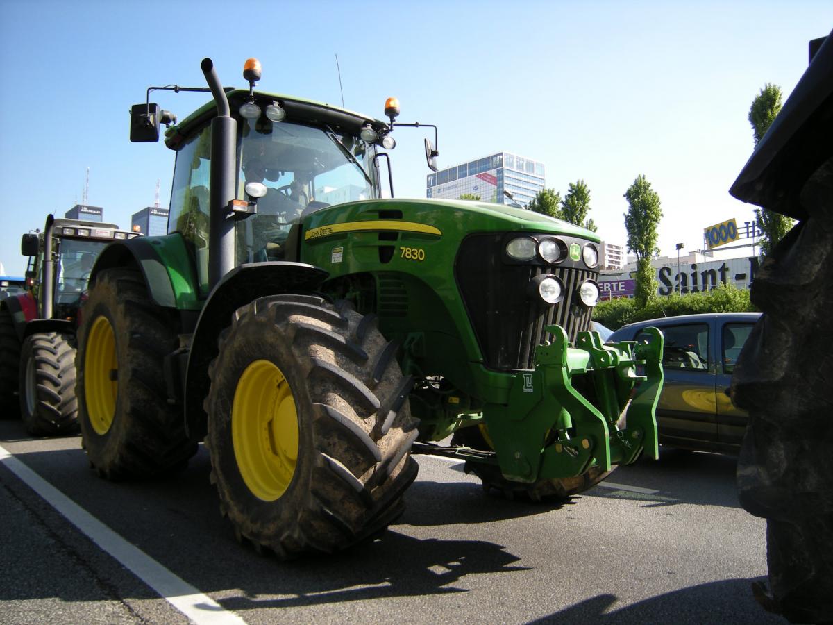 Le 27 avril 2010, les tracteurs bloquent la circulation Porte de Montreuil.