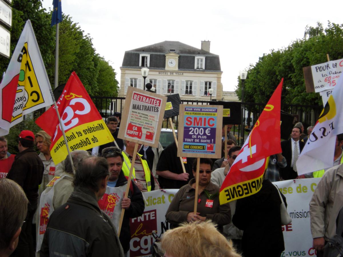 Arrêt du cortège devant la mairie de Chantilly, d'où le maire Eric Woerth est probablement absent.