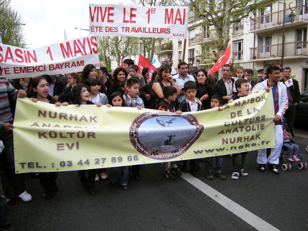 Banderole de la maison de la culture Anatolie Nurhak (NAKE), association de défense des ressortissants turcs.