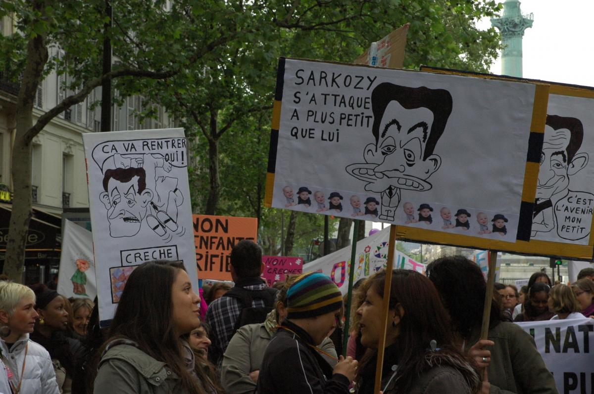 Pancarte Sarkozy s'attaque aux plus petit que lui.