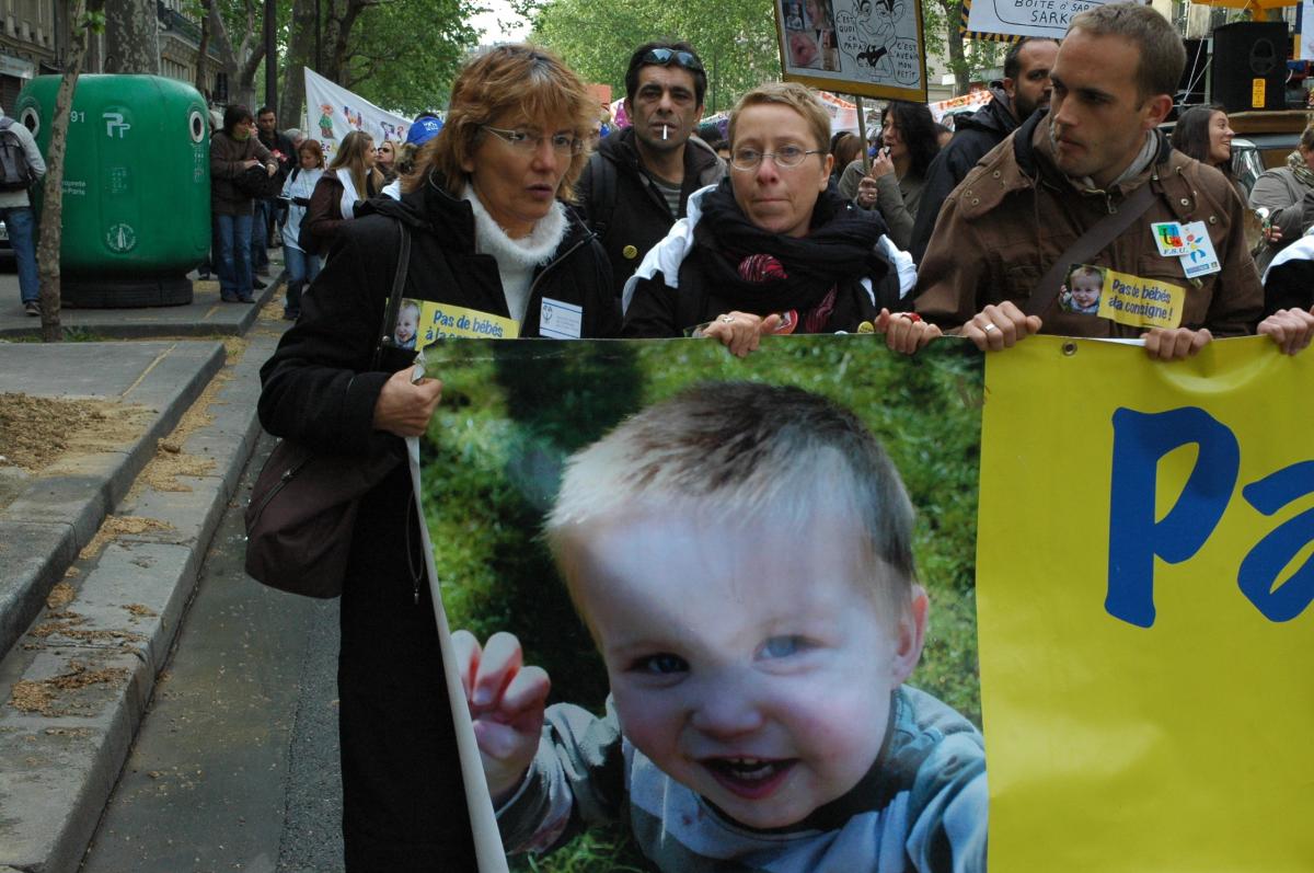 Manifestantes contre la libéralisation de la petite Enfance.