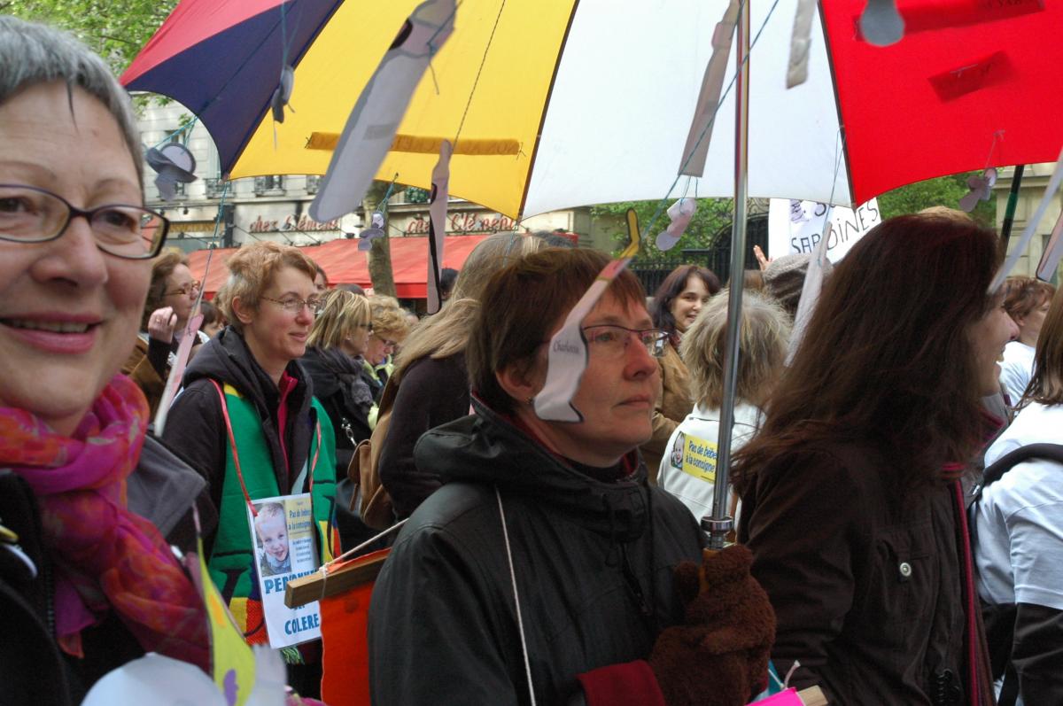 Manifestantes contre la libéralisation de la petite Enfance.