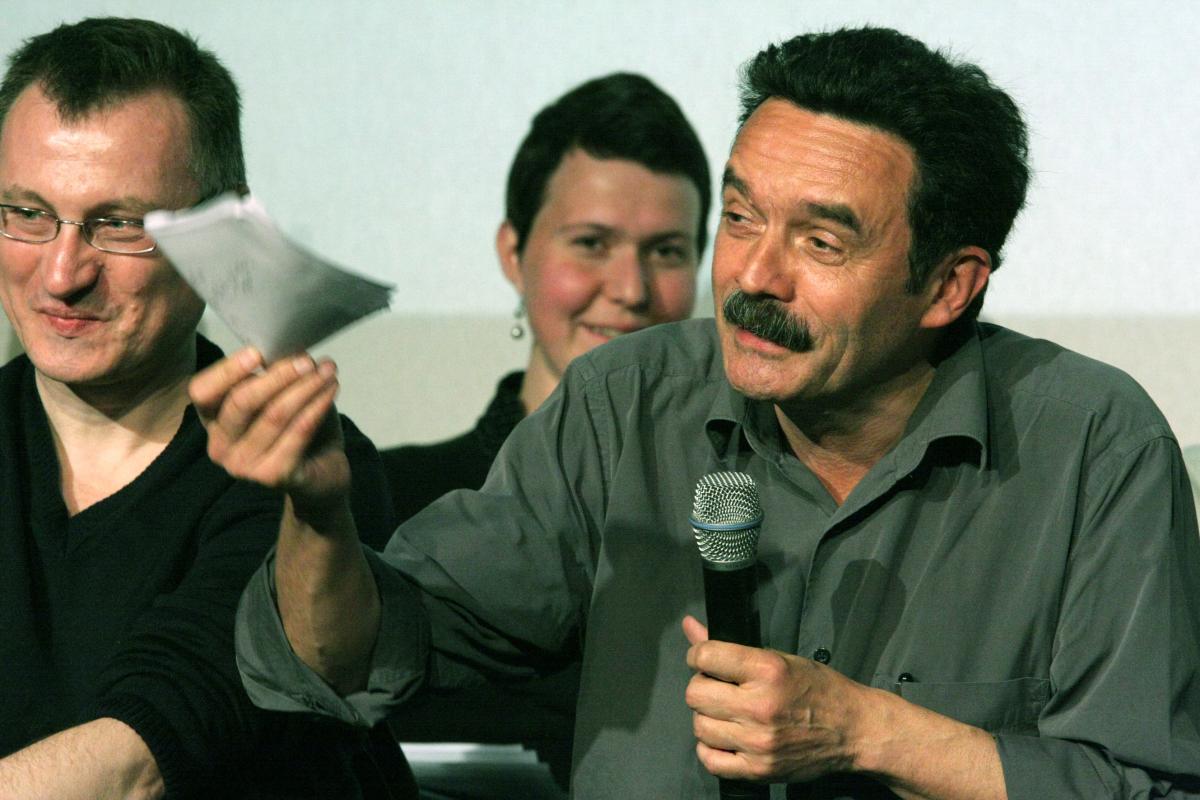 Edwy Plenel préside la réunion