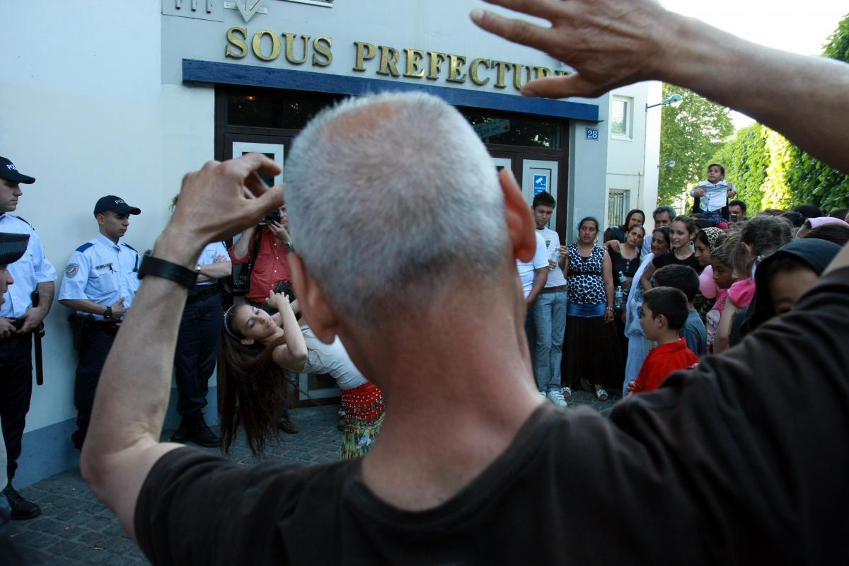 slogans, musique et danse devant la sous préfecture