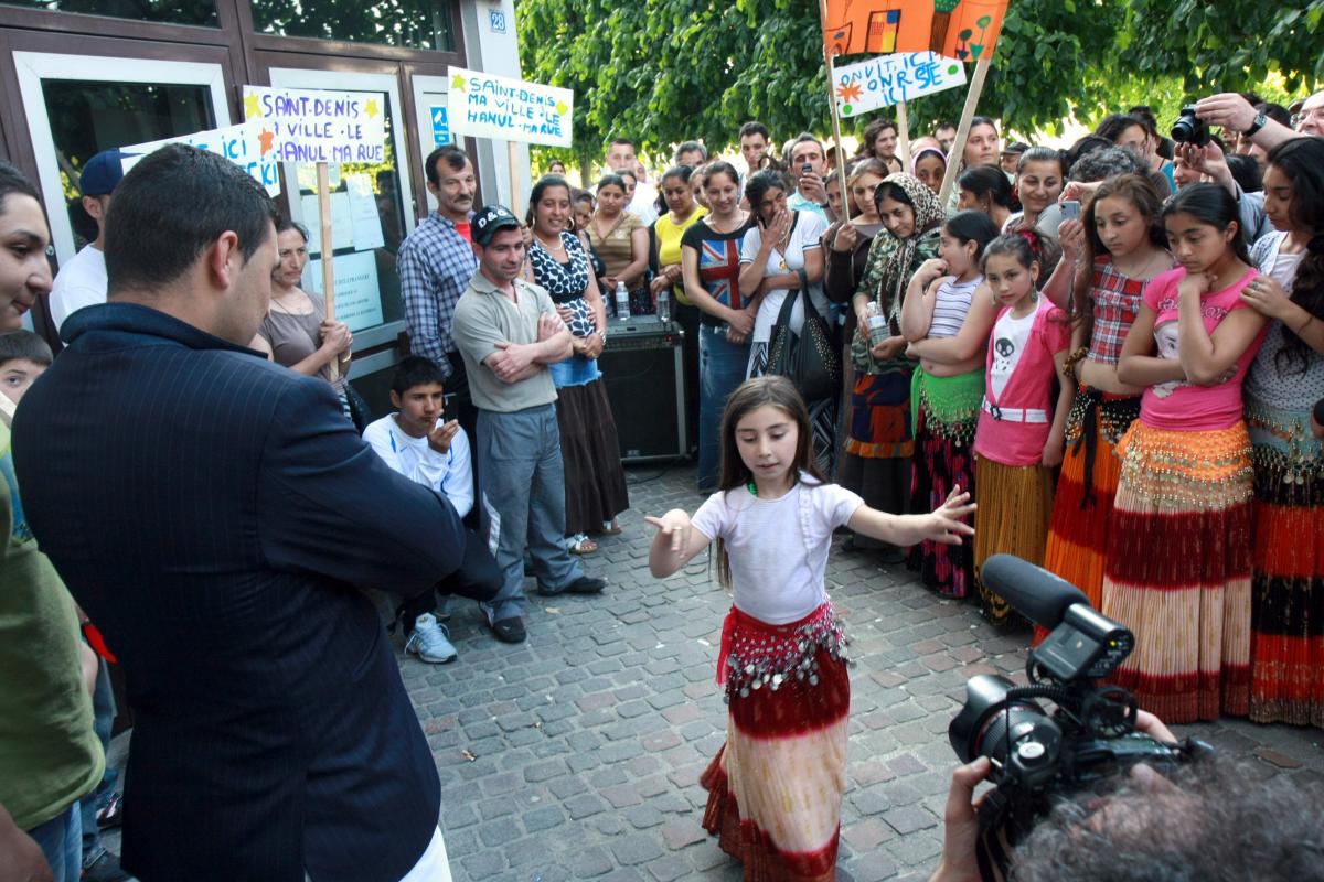 slogans, musique et danse devant la sous préfecture
