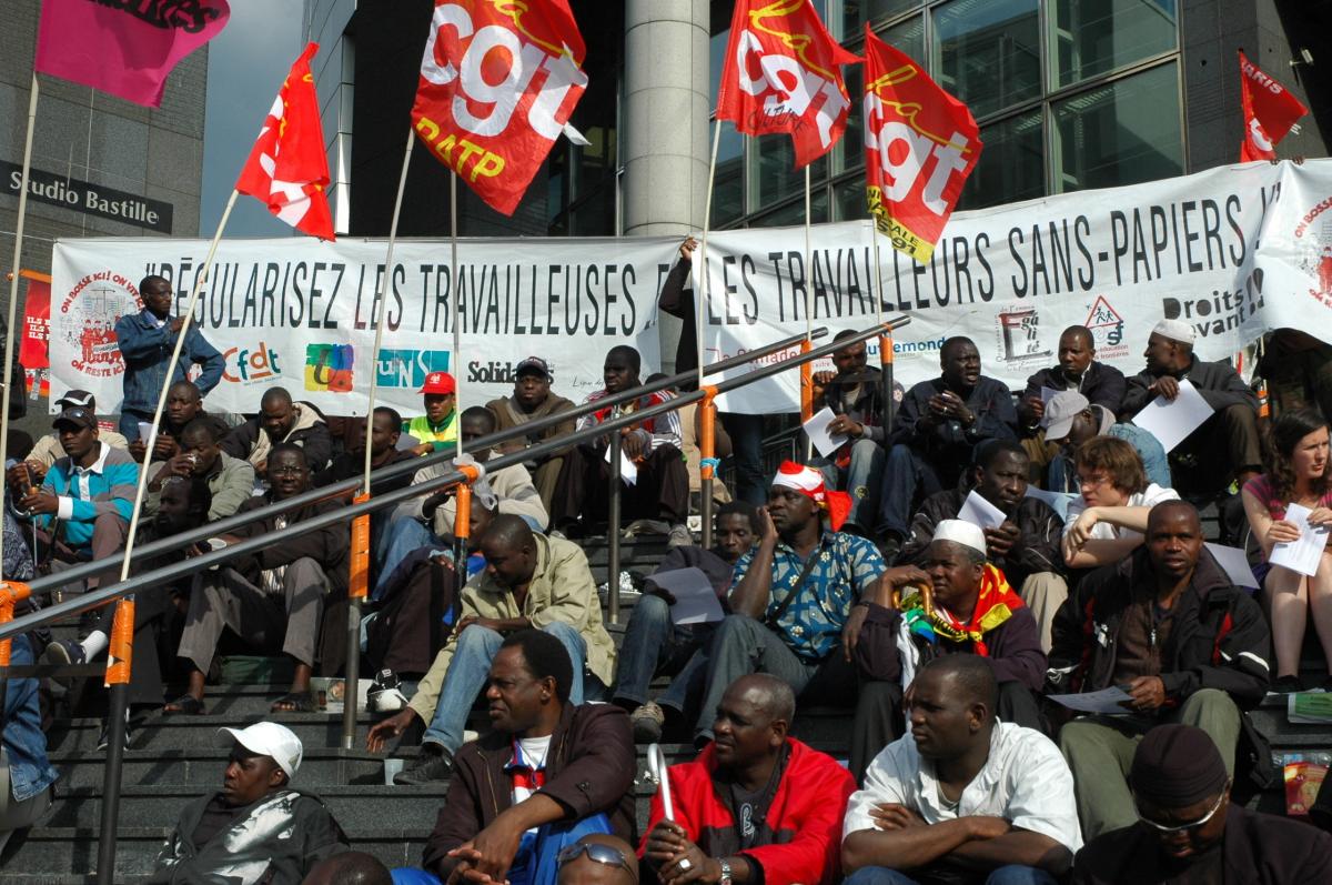 banderole Régularisez les travailleurs sans-Papiers.