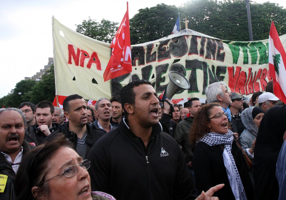 banderole et cortège NPA