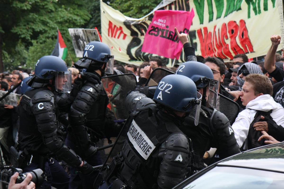 charge des gendarmes mobiles