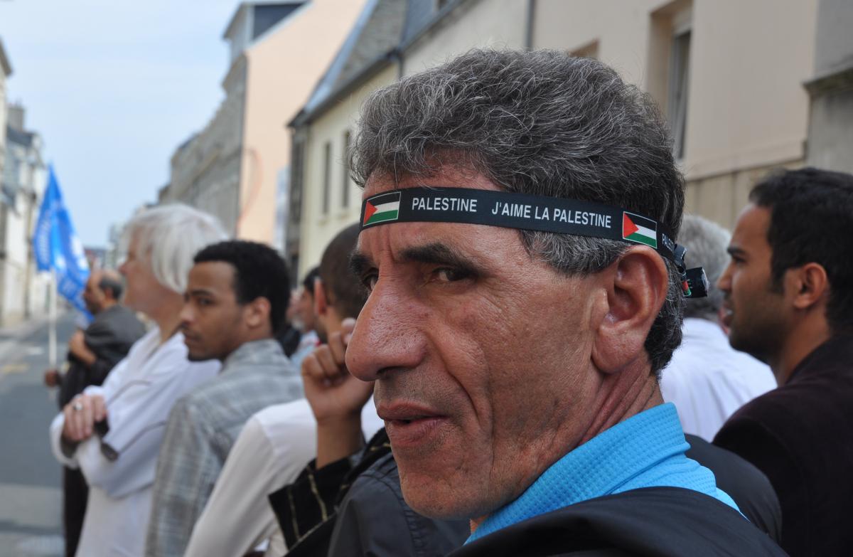 Manifestant avec un bandeau