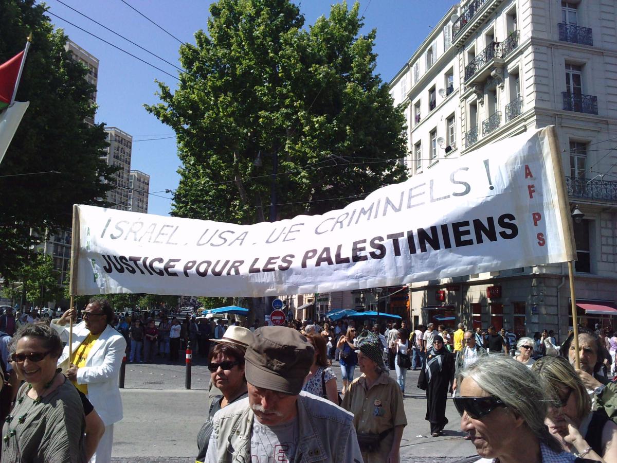 banderole: AFPS : ISRAËL- USA - UE criminels justice pour les palestiniens