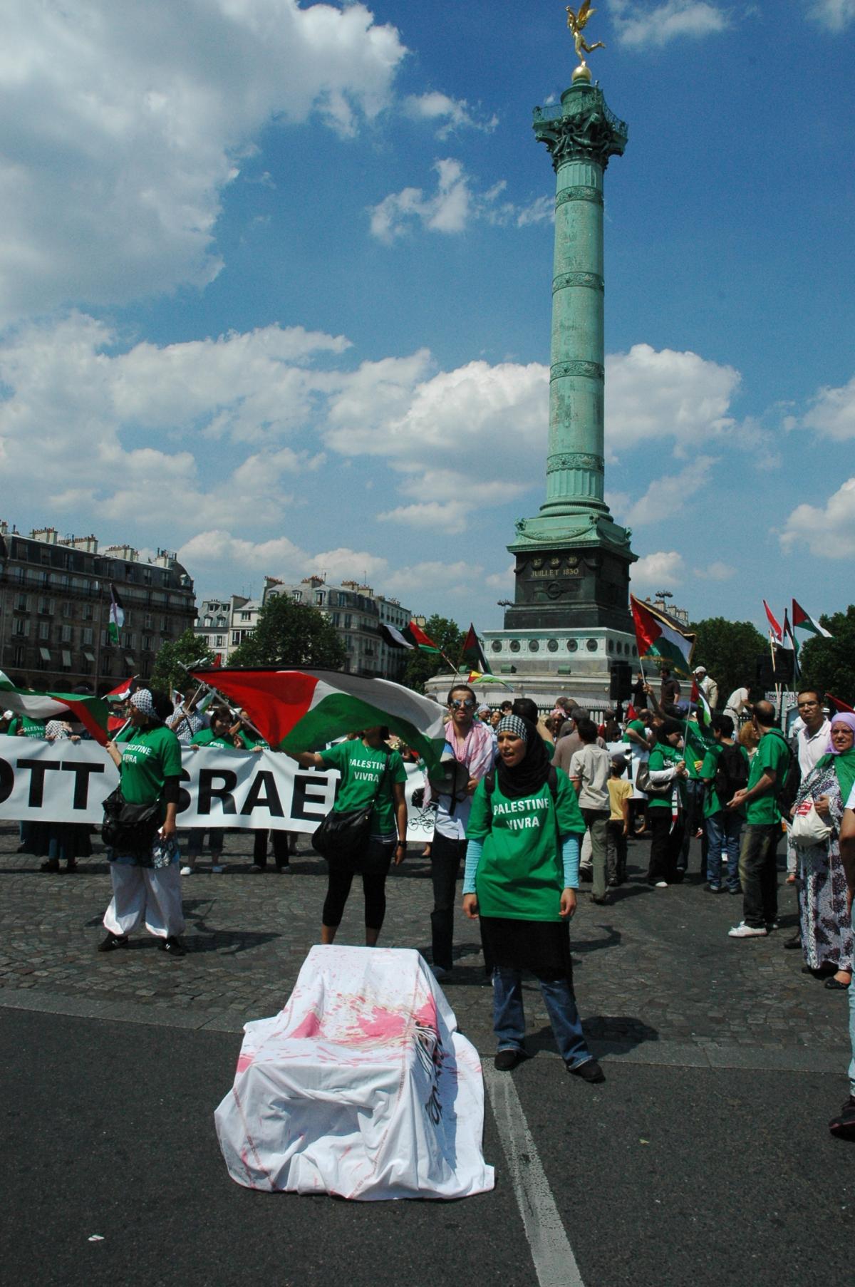 Manifestantes place de la Bastille avec tee-shirt Palestine vivra.