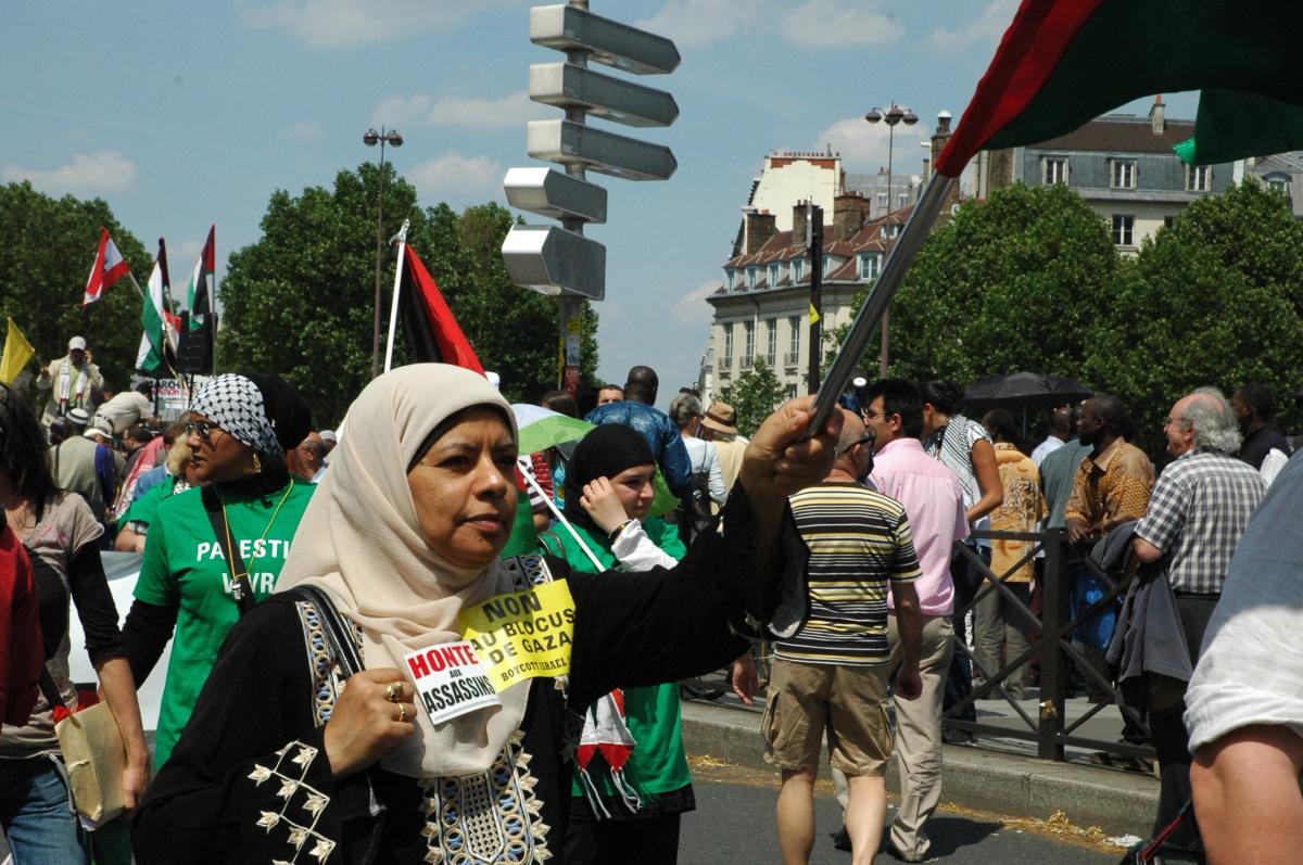 Femme avec autocollant Non au Blocus de GAZA.