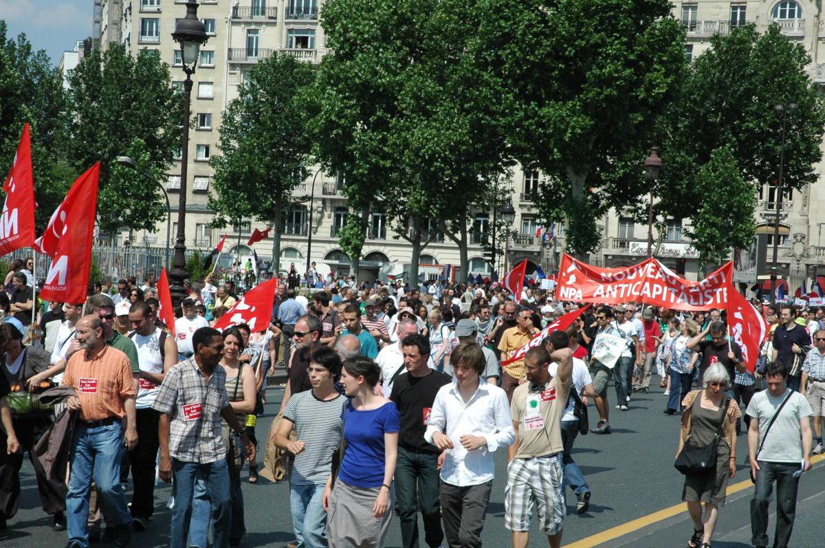 Banderole du nouveau Parti Anti Capitaliste NPA à la manifestation Palestine sur le pont d'Austerlitz.
