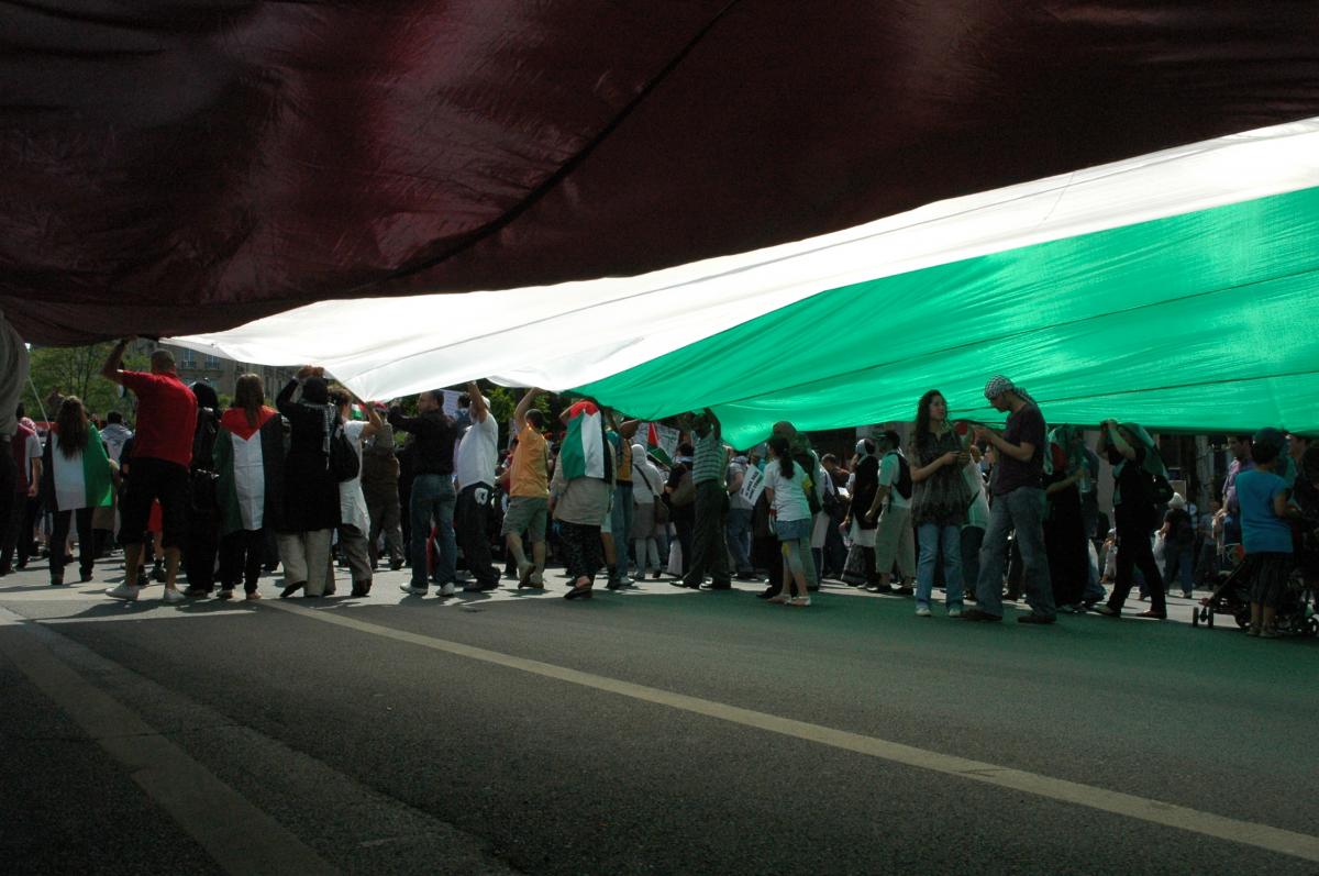 Vue par dessous du grand drapeaux Palestinien Paris.