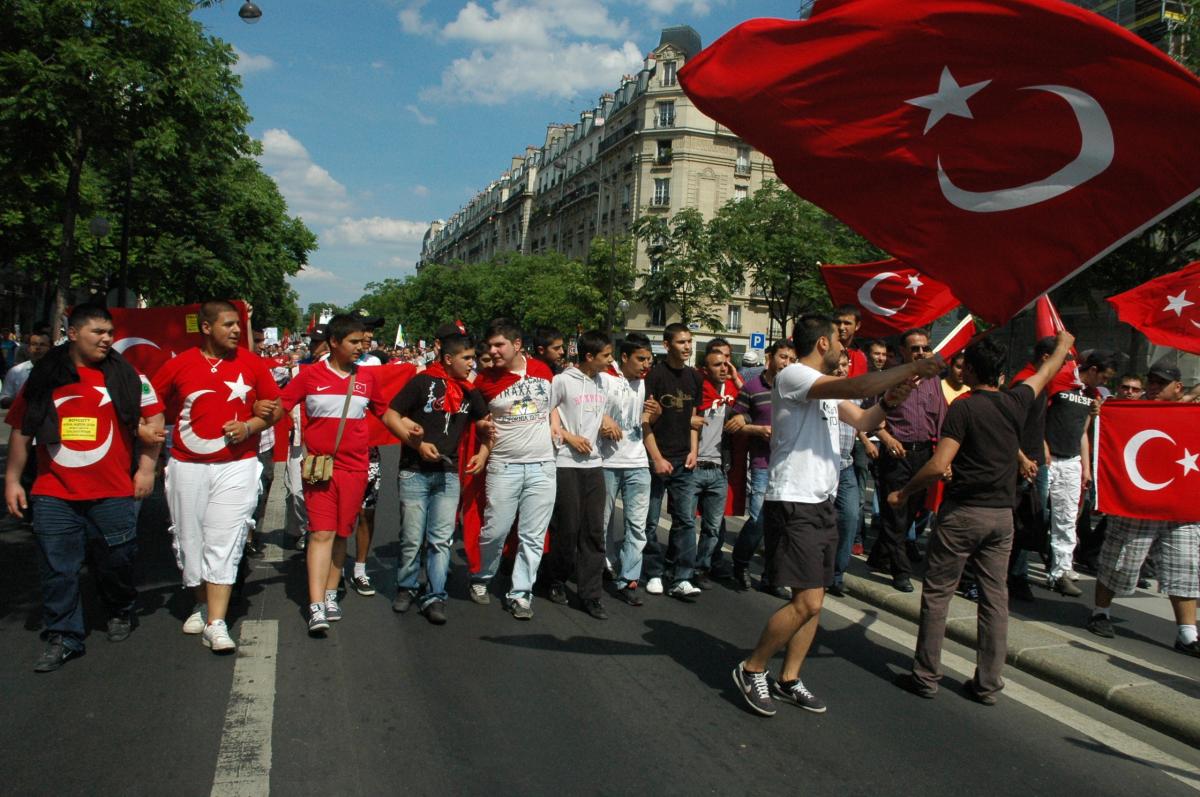 cortège de jeunesse et drapeauTURC.