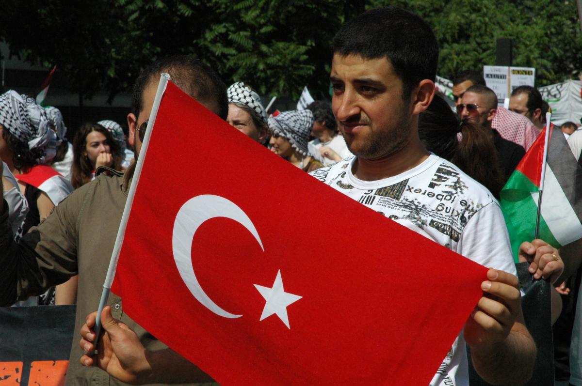 Jeune manifestant au drapeau TURC.