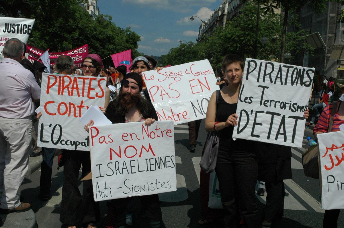 Les Panthères Roses avec pancartes Piratons les Terrorismes d'Etats et Pas en notre nom Israëliennes anti-sionistes.