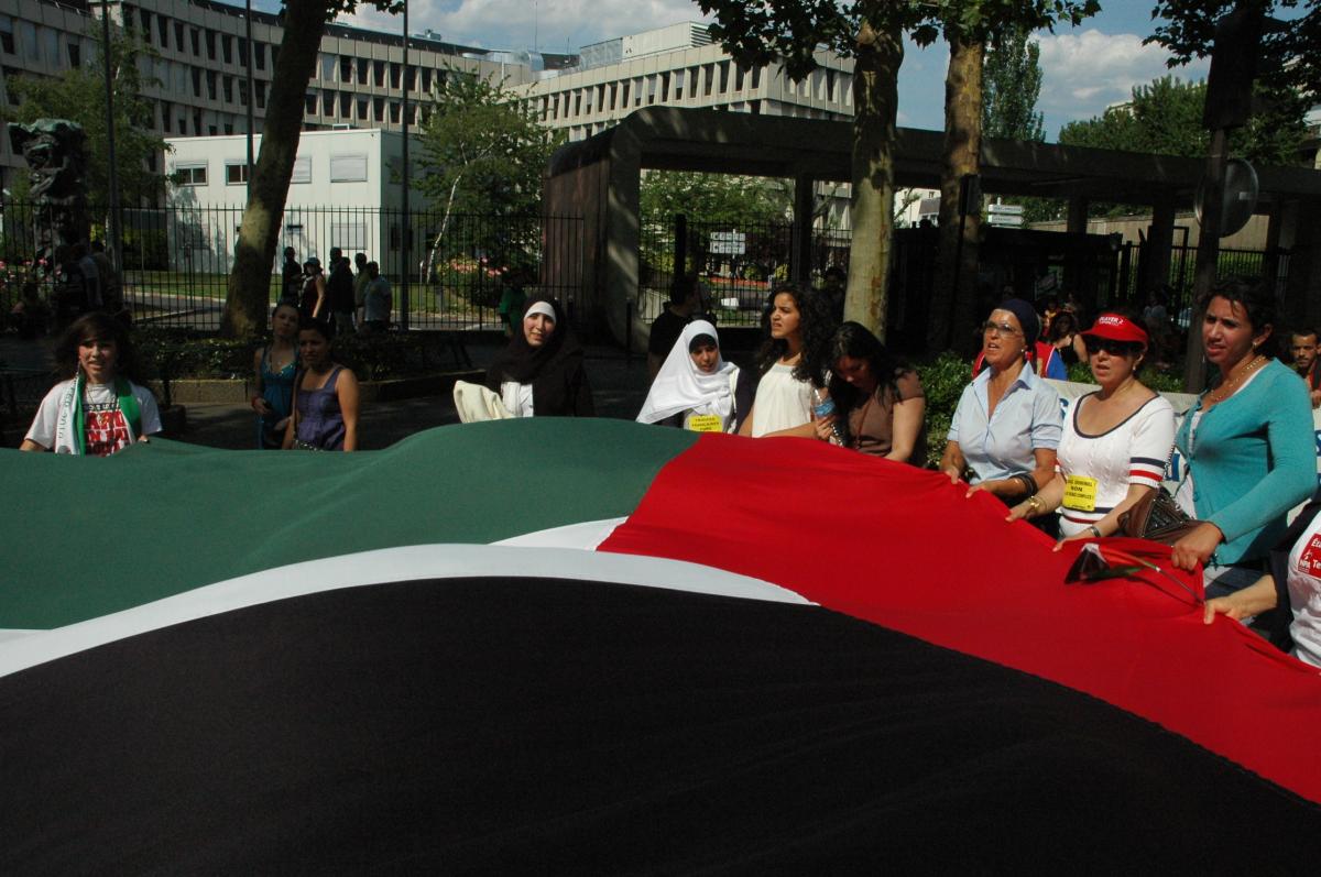 jeunes femmes devant l'Hôpital militaire du Val de Grâce avec drapeau Palestinien.