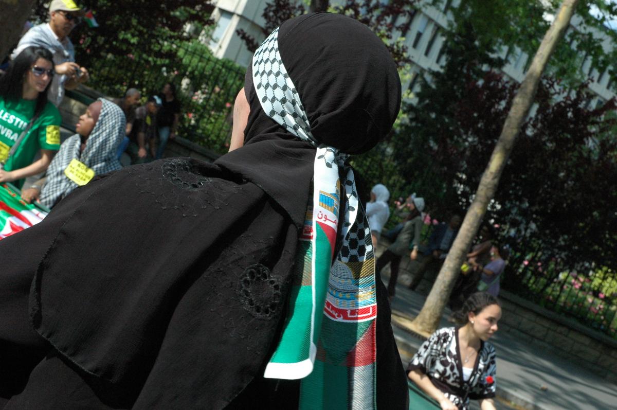 jeune manifestante contre le blocus de GAZA.