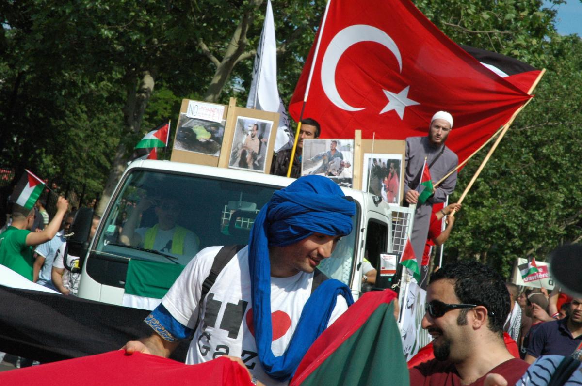 camionette et drapeau TURC.