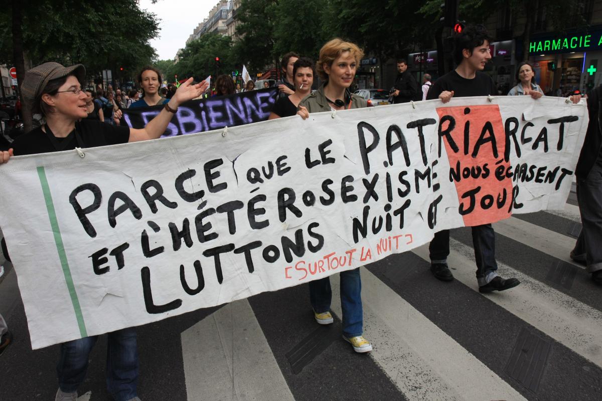 banderole contre le patriarcat et l'hétérosexisme